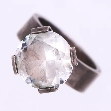 Ring med sten,K&EC Göteborg,storlek 15 ½ mm,bredd 5.7-11.5 mm,silver 830/1000. Vikt: 7,3 g