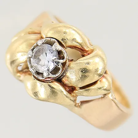 Ring med vit sten stl:17¾ bredd 3-12mm, sten med nagg samt slitage, 18K  Vikt: 7,8 g