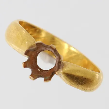 Ringskena saknar sten stl:17¼ bredd 3,8-7,3mm gravyr 23K.  Vikt: 5,3 g