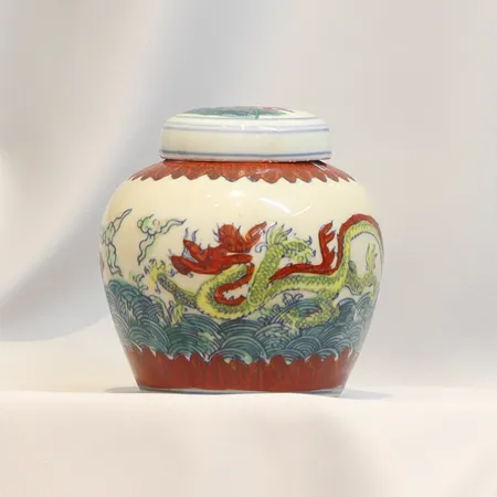 Bojan Kina dekor av hästar och drakar 1900-tal höjd 13cm, troligen delvis tryckt dekor Skickas med paket.