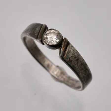 Ring med vit sten stl:16½, bredd 2,4x4mm, 925/1000, 1,74g.