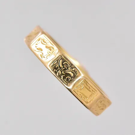 Ring mönstrad stl:18¾ gravyr 18K Vikt: 2 g