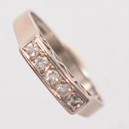 Ring med diamanter totalt 0,14 ct enligt gravyr stl: 16¾, vitguld 18K. Vikt: 2,4 g