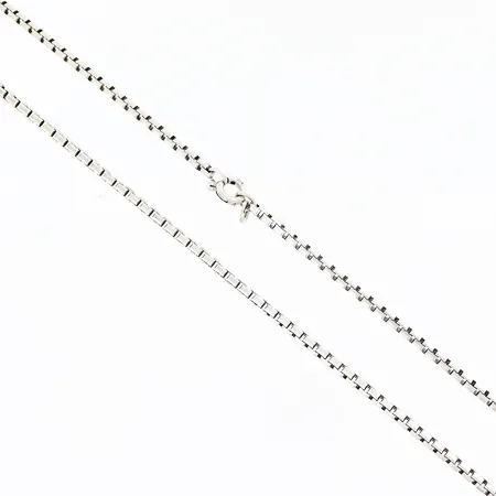 Kedja längd 60cm bredd 2mm, ögla på lås saknas, låset fungerar dock, svensk importstämpel, silver. Vikt: 14,6 g