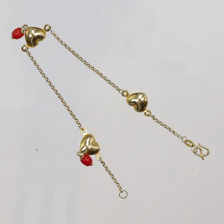 Armband med hjärtberlocker samt röda stenar, längd 17cm bredd 1-15mm, 18K Vikt: 3,9 g
