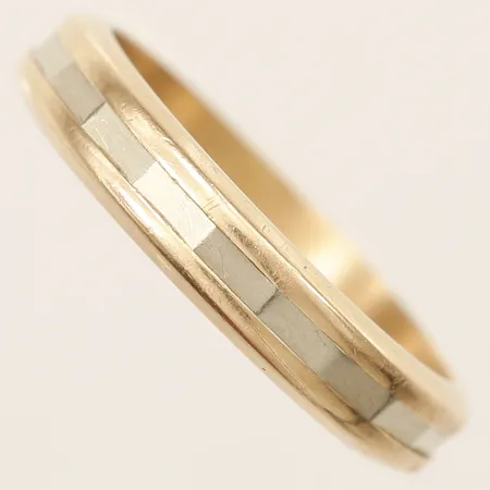 Ring med vitguldsdekor stl 16¼ bredd 3,7mm,18K  Vikt: 3,5 g