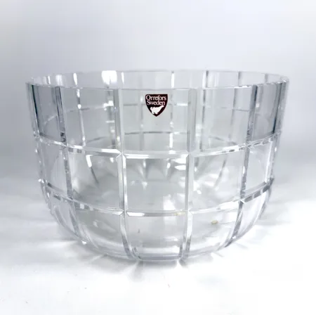 Skål Jan Johansson Orrefors Manhattan slipad dekor av rutor signerad Orrefors JJ 4503-131 och etikettmärkt höjd 13 diameter 21cm Skickas med paket.