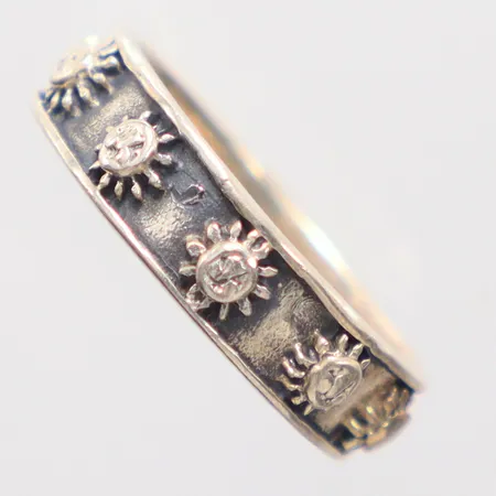 Ring med dekor stl: 18½, 925/1000 Silver. Vikt: 3,6 g