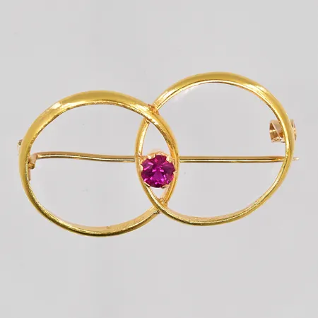 Brosch röd sten längd 38mm, omgjord av 23K ringar 18K/23K Vikt: 6,2 g