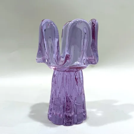 Ljuslykta Neodymium troligen Eneryda glasbruk, höjd 17cm, glas, osignerad Skickas med paket.