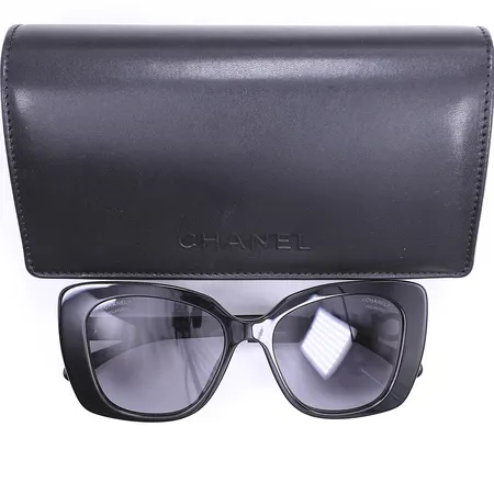 Ett par solglasögon Chanel, modellnummer 5422B C501/T8, fodral i läder, putsduk, box