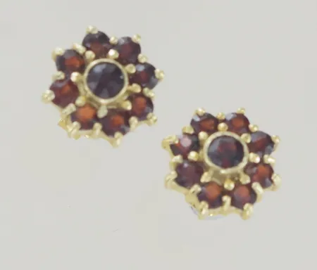 Ett par örhängen med granater bredd 11 mm silver 925/1000 Vikt: 2,6 g