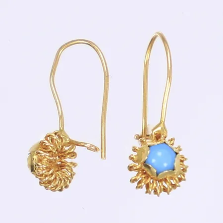 Ett par örhängen med turkose stenar höjd ca 18mm inkl öglan 14K Vikt: 1,1 g