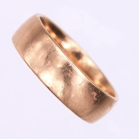 Ring med gravyr,storlek 17 mm, bredd 5.9 mm,18k. Vikt: 6,5 g