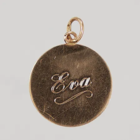 Hänge platta, längd inklusive ögla 25,5mm, Ø19mm, gravyr, 18K Vikt: 1,9 g