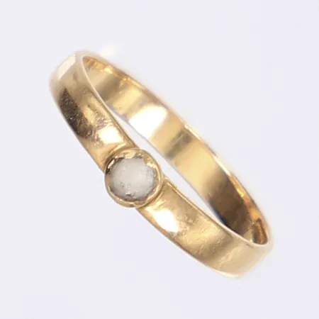 Ring med vit sten stl: 15¾ bredd 3mm sliten sten gravyr 20K Vikt: 1,4 g