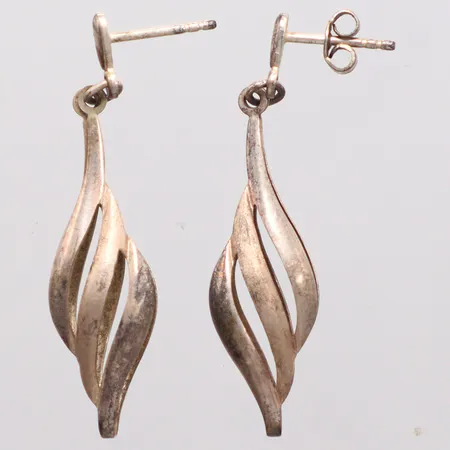 Ett par örhängen längd 4cm, saknar en snurrebuss, silver 800/1000 Vikt: 2,4 g
