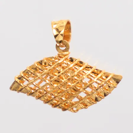 Hänge genombruten dekor, längd 1,8cm, bredd 2cm, 21K. Vikt: 2 g