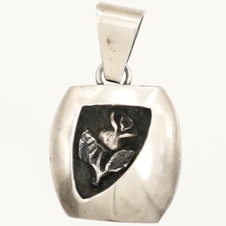 Hänge med floral dekor i relief längd 30mm inklusive ögla, bredd 20mm, 925/1000 silver Vikt: 4 g