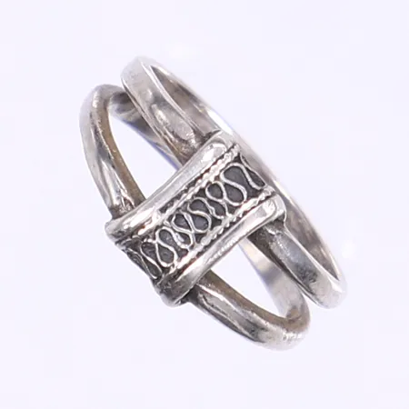 Ring Guldfynd stl: 17 bredd 4-9mm oputsad silver 925/1000 Vikt: 2,8 g