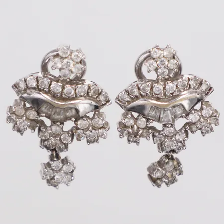 Ett par örhängen med vita stenar vitguld längd 23mm bredd 5,5–15,5mm, clips och stift, rörlig del, 18K Vikt: 7,1 g