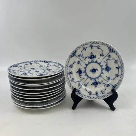 ROYAL COPENHAGEN. "musselmalet", halvblond,assietter 12 st nummer 574,diameter ca 17 cm. Skickas med postpaket.