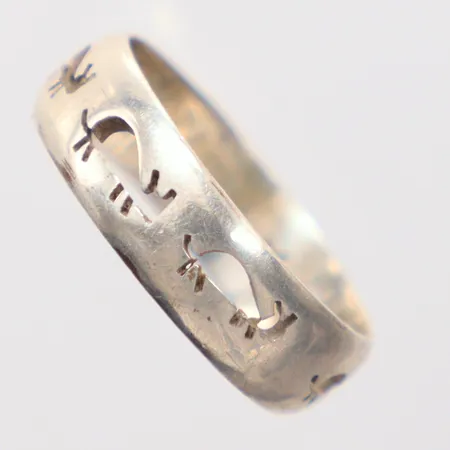 Ring med genombruten dekor stl: 18¾, 925/1000 Silver. Vikt: 2,8 g