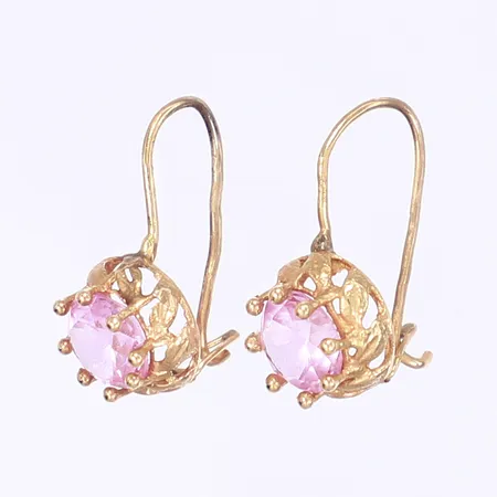 Ett par örhängen med rosa slipade stenar Finland höjd 20mm inkl öglan byglarna något buckliga 14K Vikt: 2,4 g