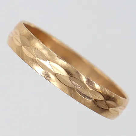 Ring med dekor stl:17¾ bredd 3,4mm 9K.  Vikt: 1,3 g