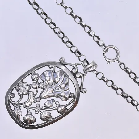 Kedja med hänge längd 56,5 cm, silver 830/1000. Vikt: 26 g