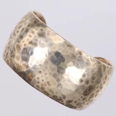 Stelt armband med hamrad dekor Ø52x47m, bredd 30,5mm, ostämplat silver  Vikt: 65,4 g