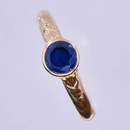 Ring med blå sten stl:18¾ bredd 2-7 mm, graverad 18K. Vikt: 4,2 g