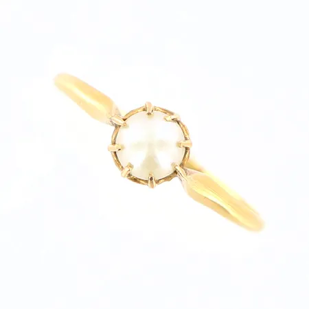 Ring med odlad pärla stl:17¾, bredd:1-6mm, skev skena, 18K  Vikt: 1,2 g