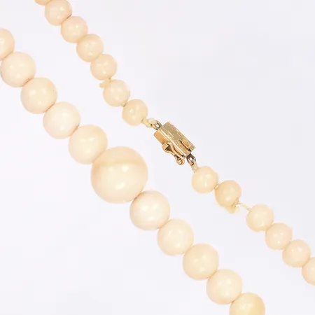 Halscollier med rosa stenar längd 54cm bredd 7-15mm lås i 18K i behov av omträdning Vikt: 55,5 g