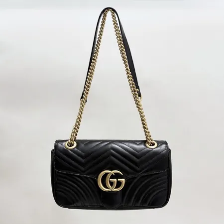 Väska Gucci Marmont Small, modell-nr: 443497, serie-nr: 520981, chevron läder, mått 26x15x7cm, beslag samt kedja i gulmetall, kvitto från Commerce Europe, dustbag, kartong med skada, smärre slitage på läder vid kanterna
