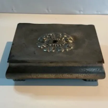 Skrin Svenskt Tenn invändigt med Teak, Längd 21cm, djup 15cm, höjd 6,5cm, bucklor.