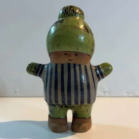 Figurin Kalle ur serien Larsons ungar, Lisa Larson för Gustavsberg, höjd ca 18cm, bredd ca 13,5cm, glaserat stengods, signerad samt etikettmärkt 