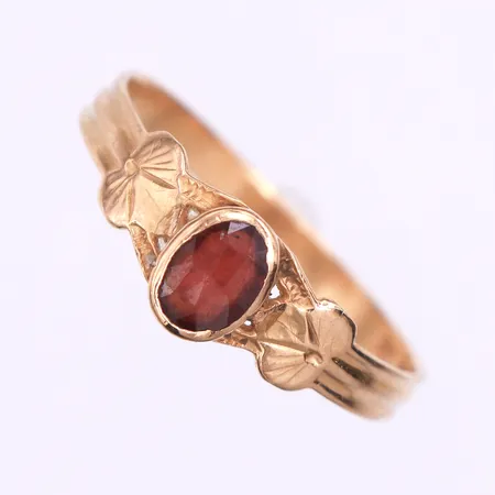 Ring med röd sten,Gustav Dahlgren & Co Malmö,storlek 18 mm,bredd 2-6.2 mm,18k. Vikt: 1,3 g