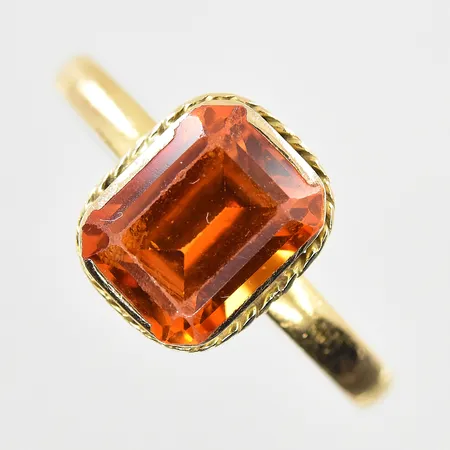 Ring med orange sten stl:17¼, bredd 2-10 mm, slitna fasetter, gravyr, 18K. Vikt: 3 g