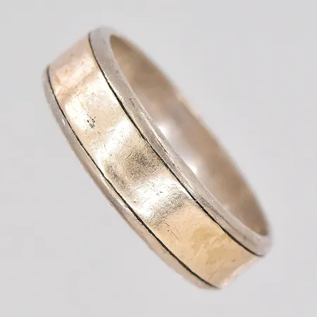 Ring från Wallin Gravyr O Guldverkstaden stl:19½ bredd 6,4mm, hack i skenan silver 830/1000 Vikt: 5,6 g