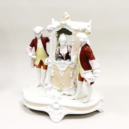 Figuringrupp Royal Dux Bohemia, Czechoslovakia, 1970 33 B, 38x35cm, kvinna i bärstol. Specialfrakt, kontakta pantbankskontoret för mer information.