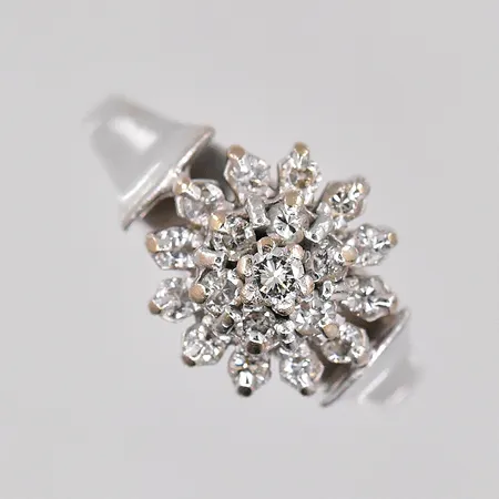Ring med diamanter ca 1x0,03ct 6x0,02ct 12x0,01ct stl:18, ovandel Ø 11,6mm, vitguld 18K Vikt: 5,9 g