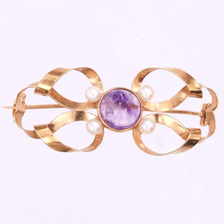 Brosch med ametist och pärlor,Guldvaruhuset 1969,längd ca 40 mm,18k. Vikt: 3,2 g