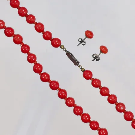 Collier samt Ett par Örhängen med röda stenar/okänt material samt vitmetall längd 64cm