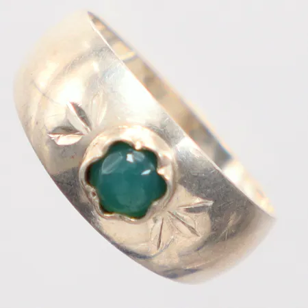 Ring med grön sten stl: 18, bredd 3-8mm, 925/1000 Silver. Vikt: 1,9 g