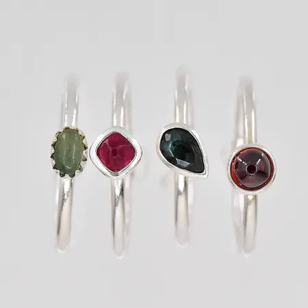 4 Ringar med färgade stenar från Hermansson AB Harry stl:17¼-18¾ silver 925/1000 Vikt: 8,3 g