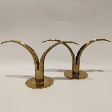 Ett par ljusstakar märkt Sweden-Lily Made in Sweden, Ystad metall, höjd 12cm, mässing, bruksslitage, fläckar Skickas med postpaket.