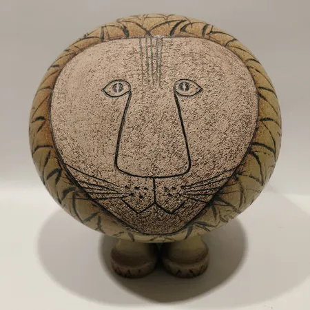 Figurin Lejon Lisa Larson, Gustavsberg, stämpelmärkt, etikettmärkt, höjd ca 37cm, märke på rygg Specialfrakt, kontakta pantbankskontoret för mer information.