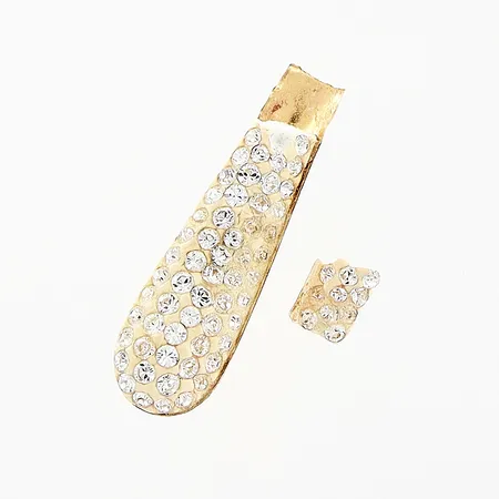 Bit guld vit stenar och vit massa defekt 18K. Bruttovikt: 0,3gram.  Vikt: 0,3 g