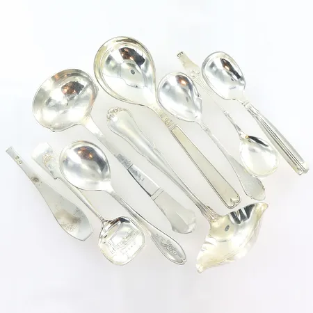 8 serveringsbestick 13,5-18,5cm, 1 skaft, stämplat tre torn, silver. Vikt: 289,7 g